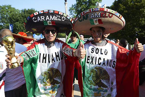 Fanáticos del Tri lucen banderas mexicanas en la Copa Oro