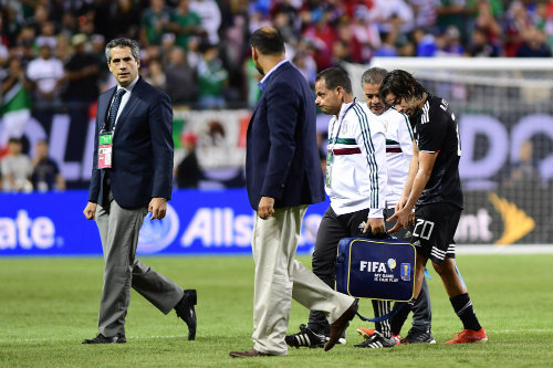 Pizarro abandona el terreno de juego por una lesión 