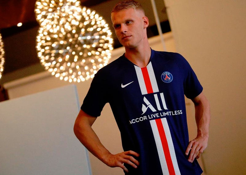 Mitchel Bakker luce la playera del PSG