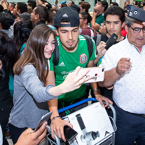 Guti atendió a los aficionados a su regreso a la Ciudad de México