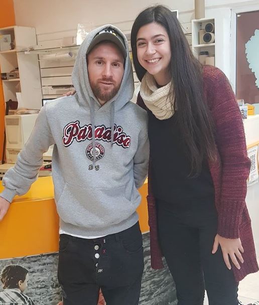 Messi, junto con una trabajadora de un local de fotografías