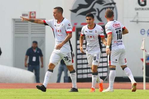 Jugadores de Lobos BUAP durante un encuentro ante Cruz Azul 