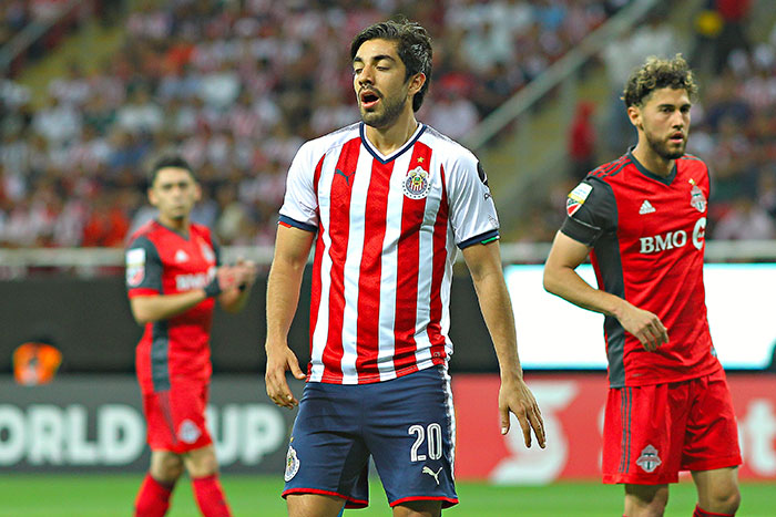 Pizarro se lamenta en un juego de Chivas