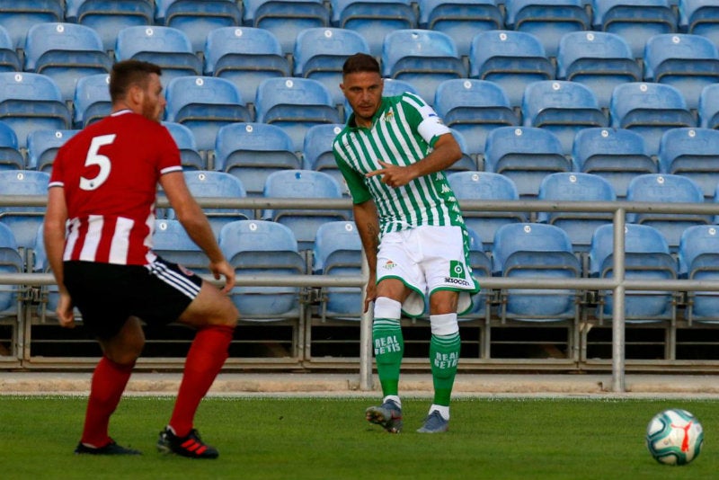 Acción del amistoso entre Betis y Sheffield United.