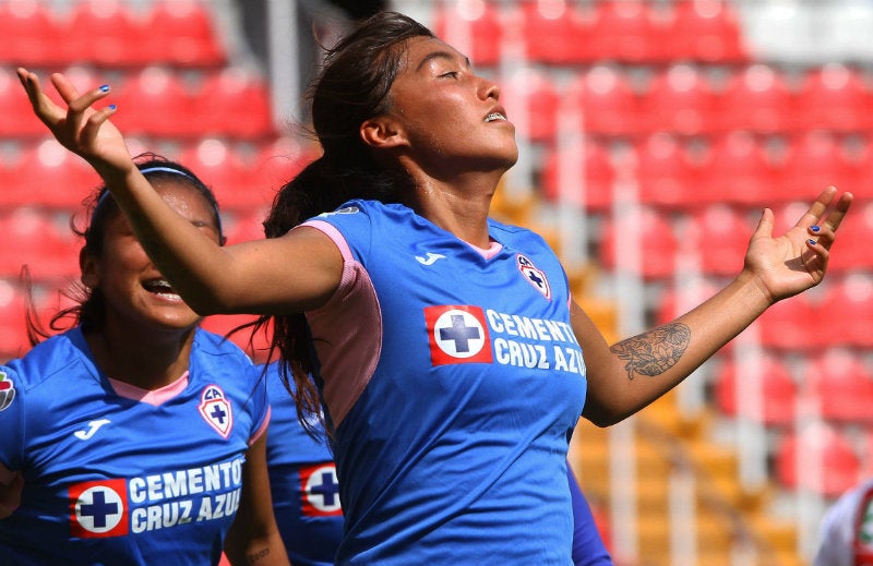 Itzel Cruz festeja su gol vs Necaxa