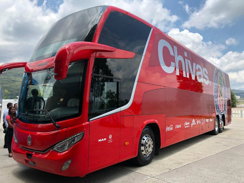 Autobús en el que viajará Chivas para el Apertura 2019