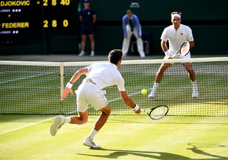 Djokovic golpea la pelota en el juego vs Federer