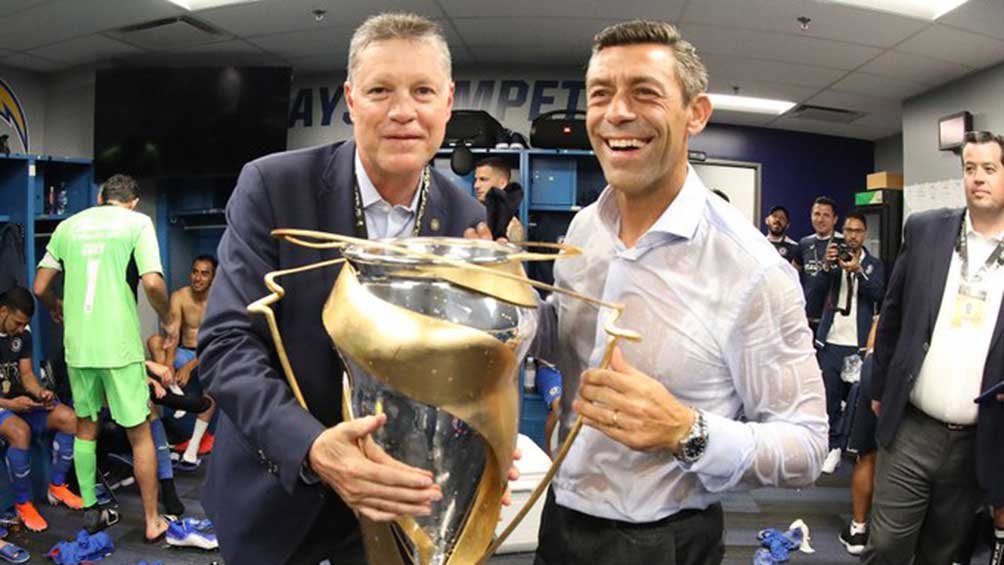 Ricardo Peláez y Pedro Caixinha sostienen el trofeo de la Súper Copa Mx