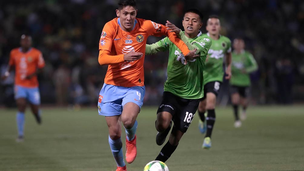 Edson sale con el balón controlado durante la Final de la Copa MX