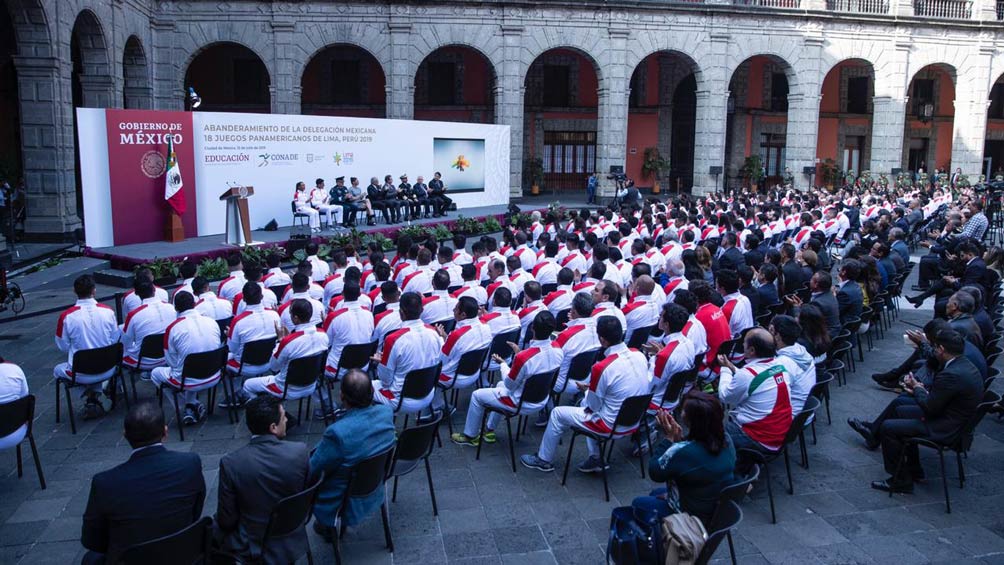 La delegación mexicana durante la ceremonia de abanderamiento