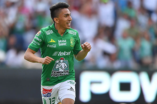 Ángel Mena festeja gol con León 