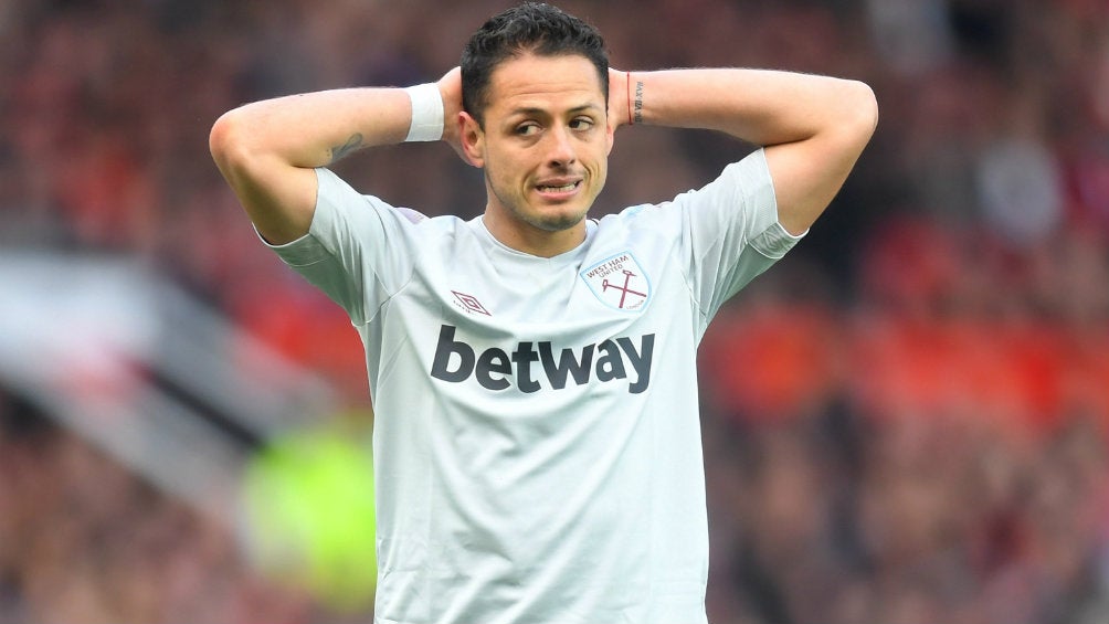 Chicharito se lamenta durante un partido del West Ham United