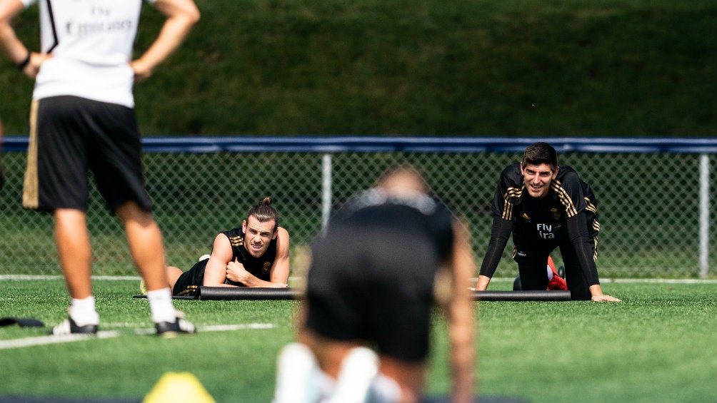 Bale, al fondo, realizando ejercicios en la pretemporada merengue