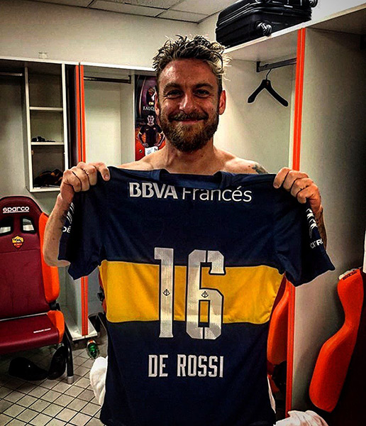De Rossi, muestra playera de Boca Juniors