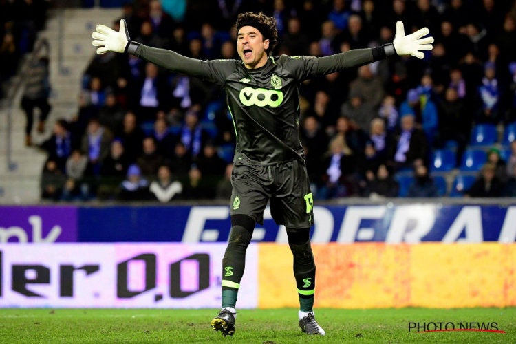 Memo Ochoa, durante un juego con el Standard de Lieja