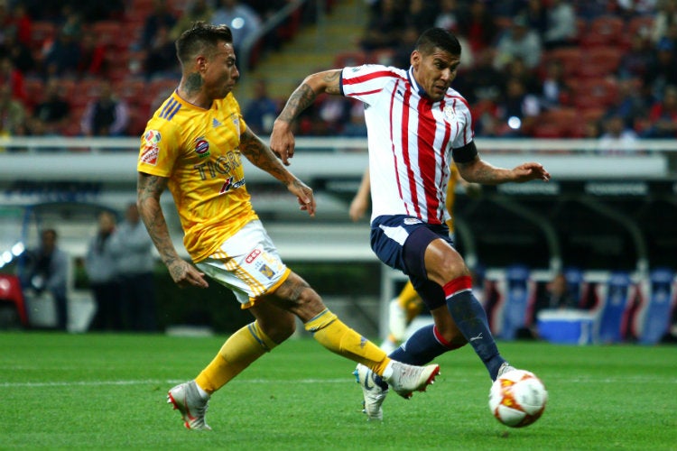 Carlos Salcido conduce el esférico en su paso por Chivas