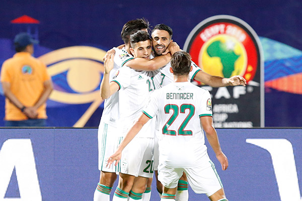 Riyad Mahrez celebra gol con Argelia
