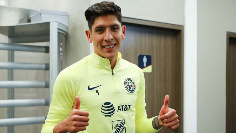 Edson Álvarez posa con ropa del América