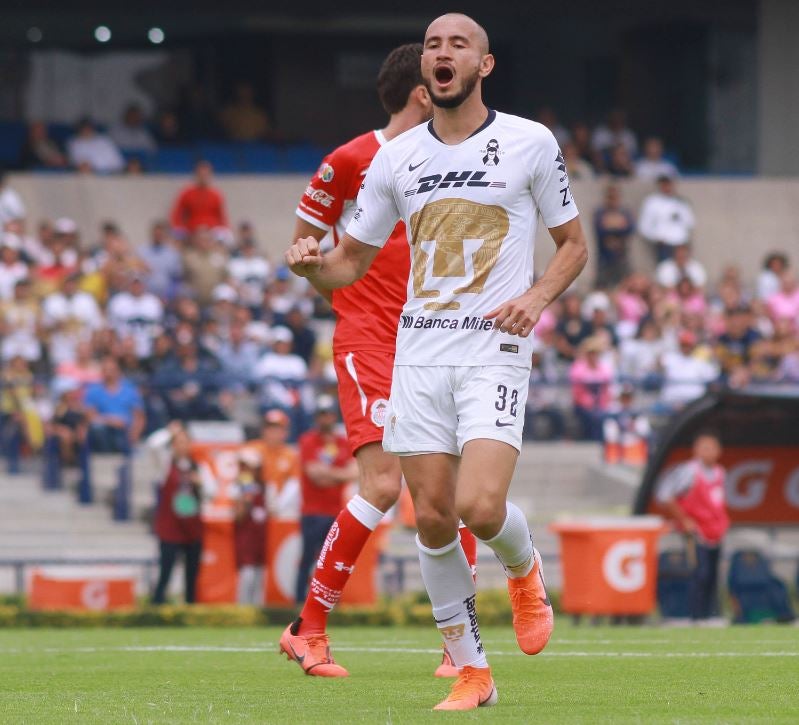 Carlos González, celebra anotación con Pumas