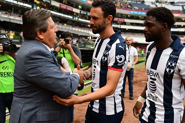 El saludo entre Miguel Layún y el Piojo Herrera 