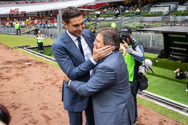 Alonso y Herrera se saludan previo al encuentro