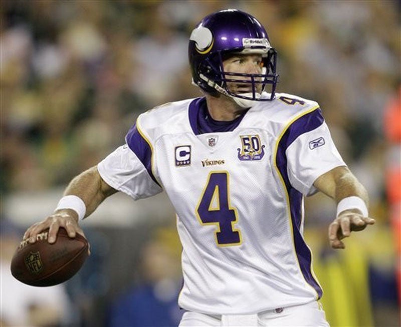 Brett Favre se alista para lanzar con Vikings