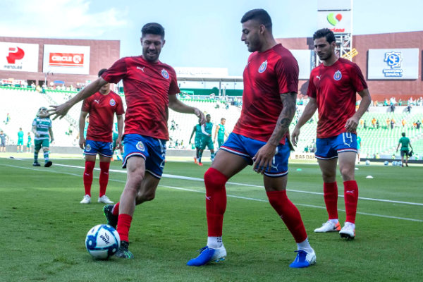 Jugadores de Chivas calientan previo a su debut en el Apertura 2019