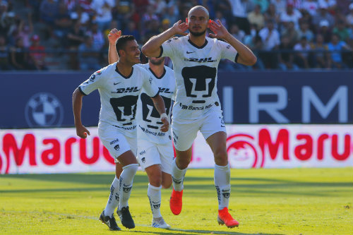 Carlos González celebra un gol con Pumas 