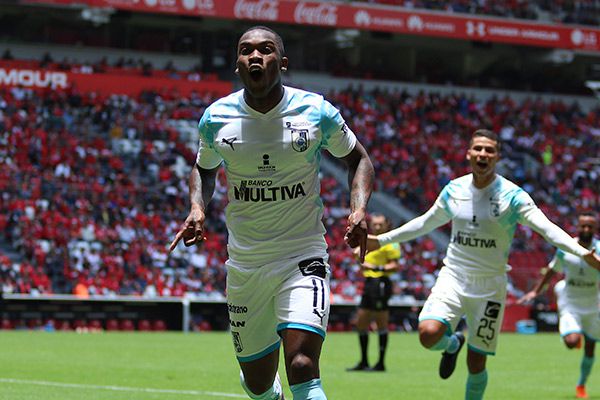 Fabián Castillo festeja un gol contra Toluca