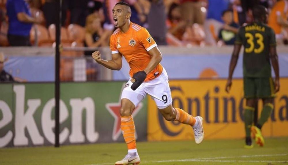 Mauro Manotas festeja un gol con Houston Dynamo