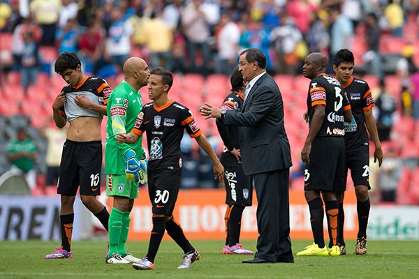 Conejo Pérez y Enrique Meza, durante juego de Pachuca