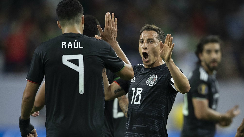 Andrés Guardado y Raúl Jiménez celebran uno de los goles de México durante la Copa Oro