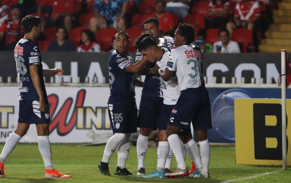 Jugadores de Pachuca celebran anotación contra Veracruz