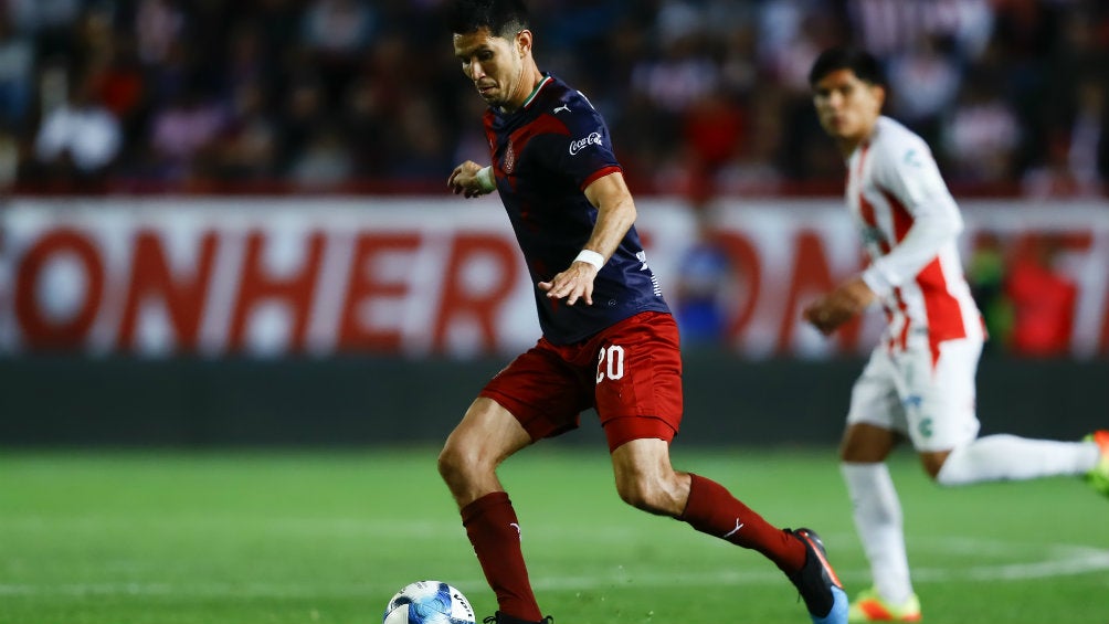 Molina con el control del balón en un partido del Guadalajara