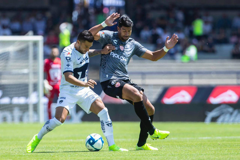 Lalo Herrera disputa un balón con Quintana 