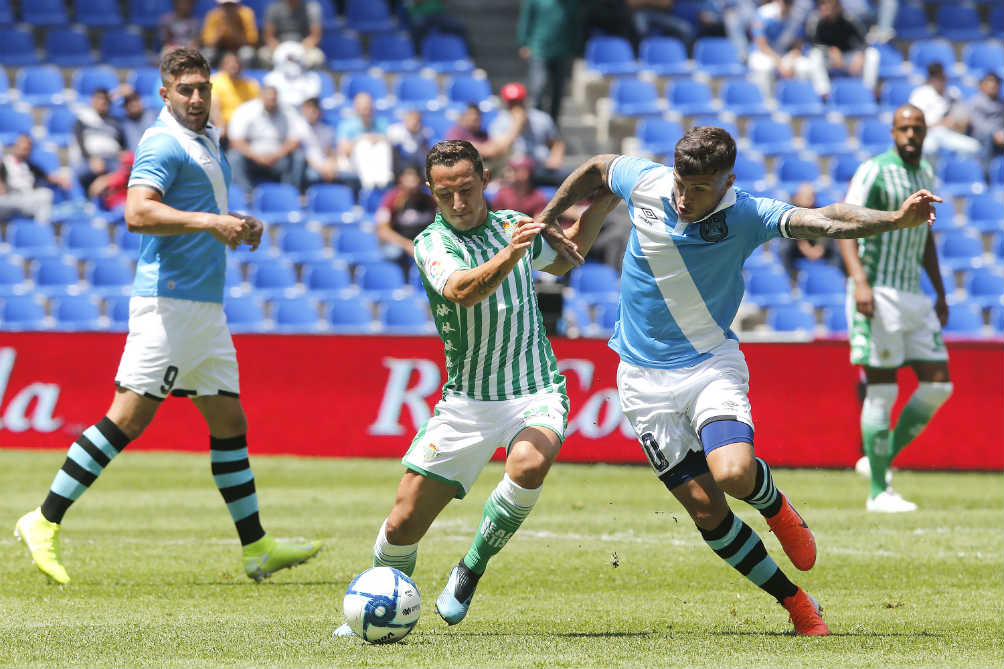 Guardado lucha por la esférica en juego contra Puebla