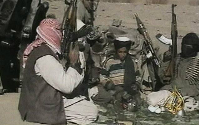 Hazma Bin Laden (en el centro) en el 2001