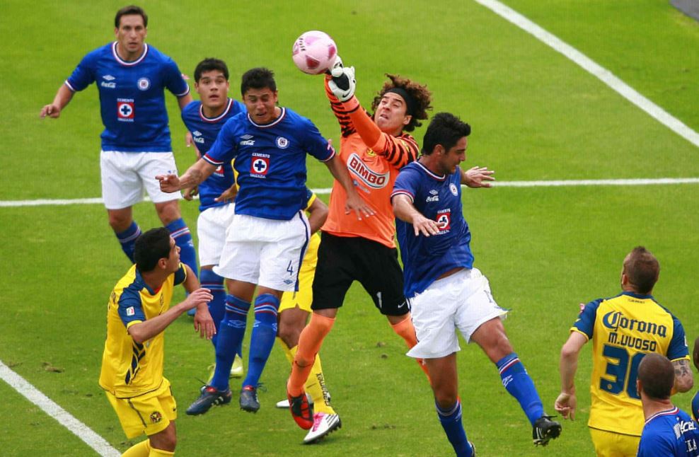 Ochoa rechaza la esférica en duelo contra Cruz Azul