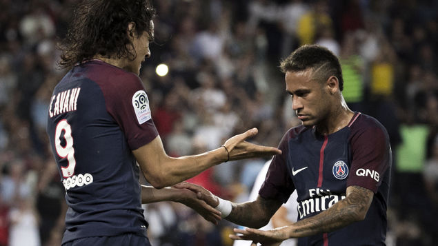 Cavani y Neymar chocan sus manos en un juego del PSG