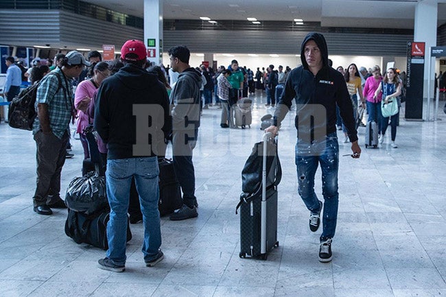 Uribe camina en el aeropuerto de la CDMX