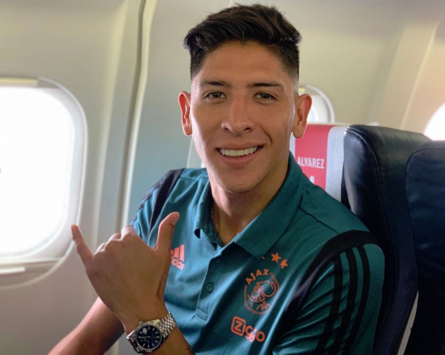 Edson Álvarez, en el avión del Ajax