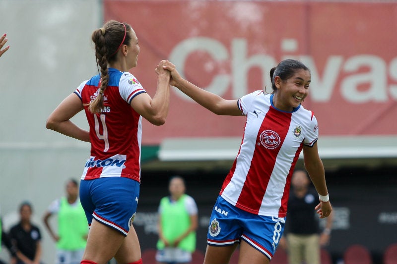Janelly Farias y Dania Pérez festejan tras el gol vs Puebla