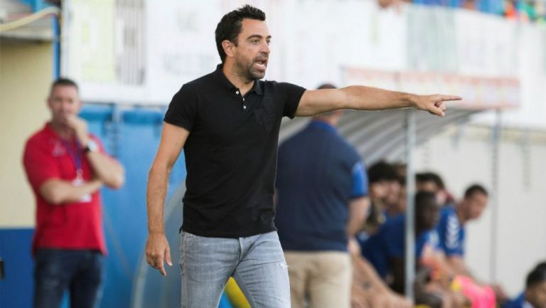 Xavi Hernández lanza una indicación a los jugadores del Al-Sadd  