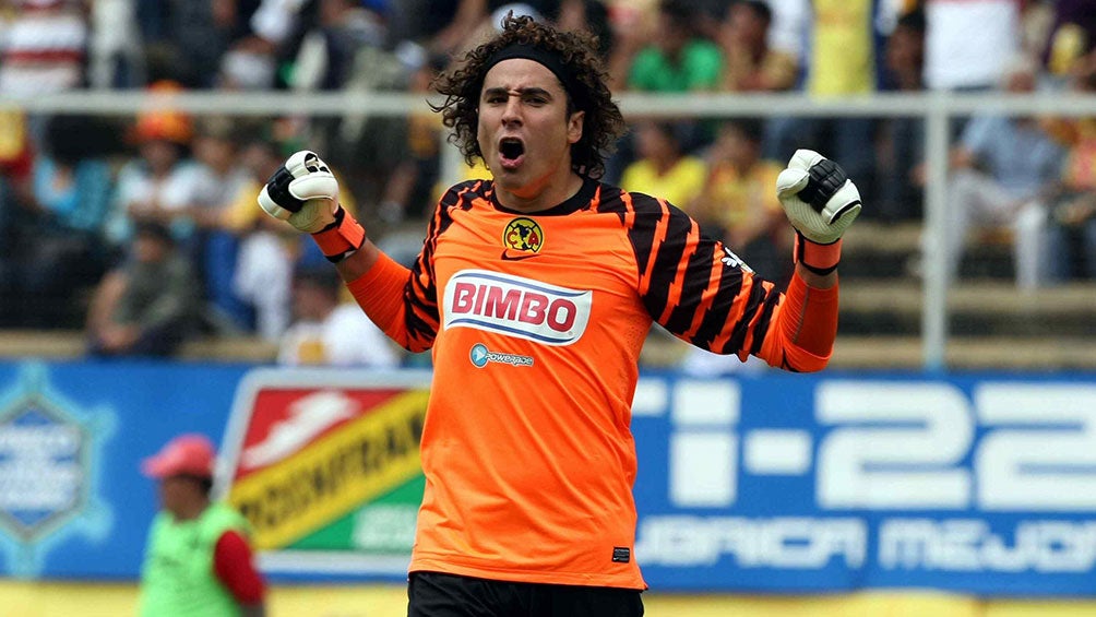 Guillermo Ochoa celebra con el América