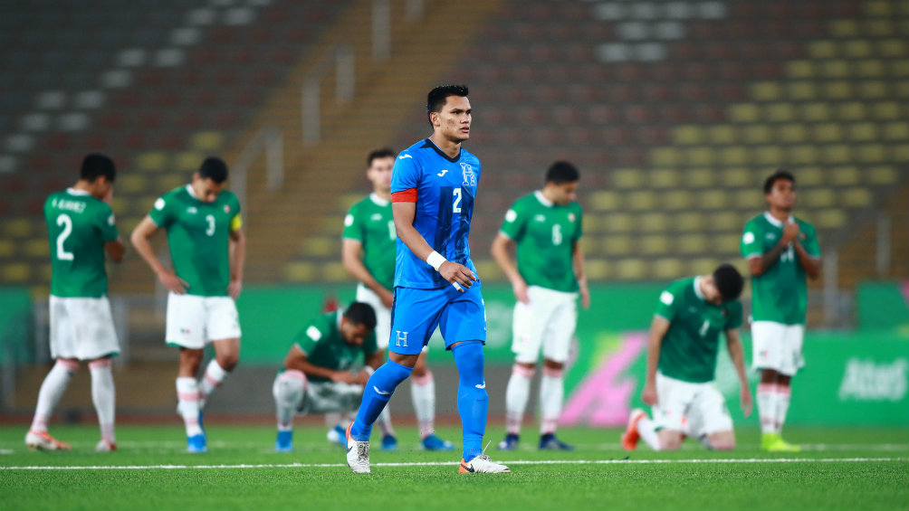 Al fondo los seleccionados mexicanos se lamentan en la tanda de penaltis