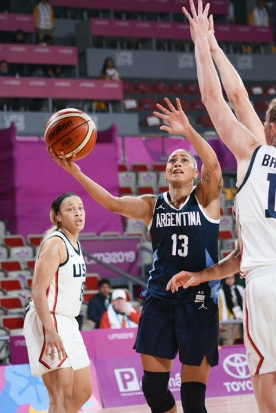 Una jugadora argentina intenta encestar en el duelo vs Brasil