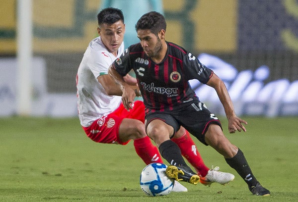 Keko Villalva conduce el balón contra Necaxa