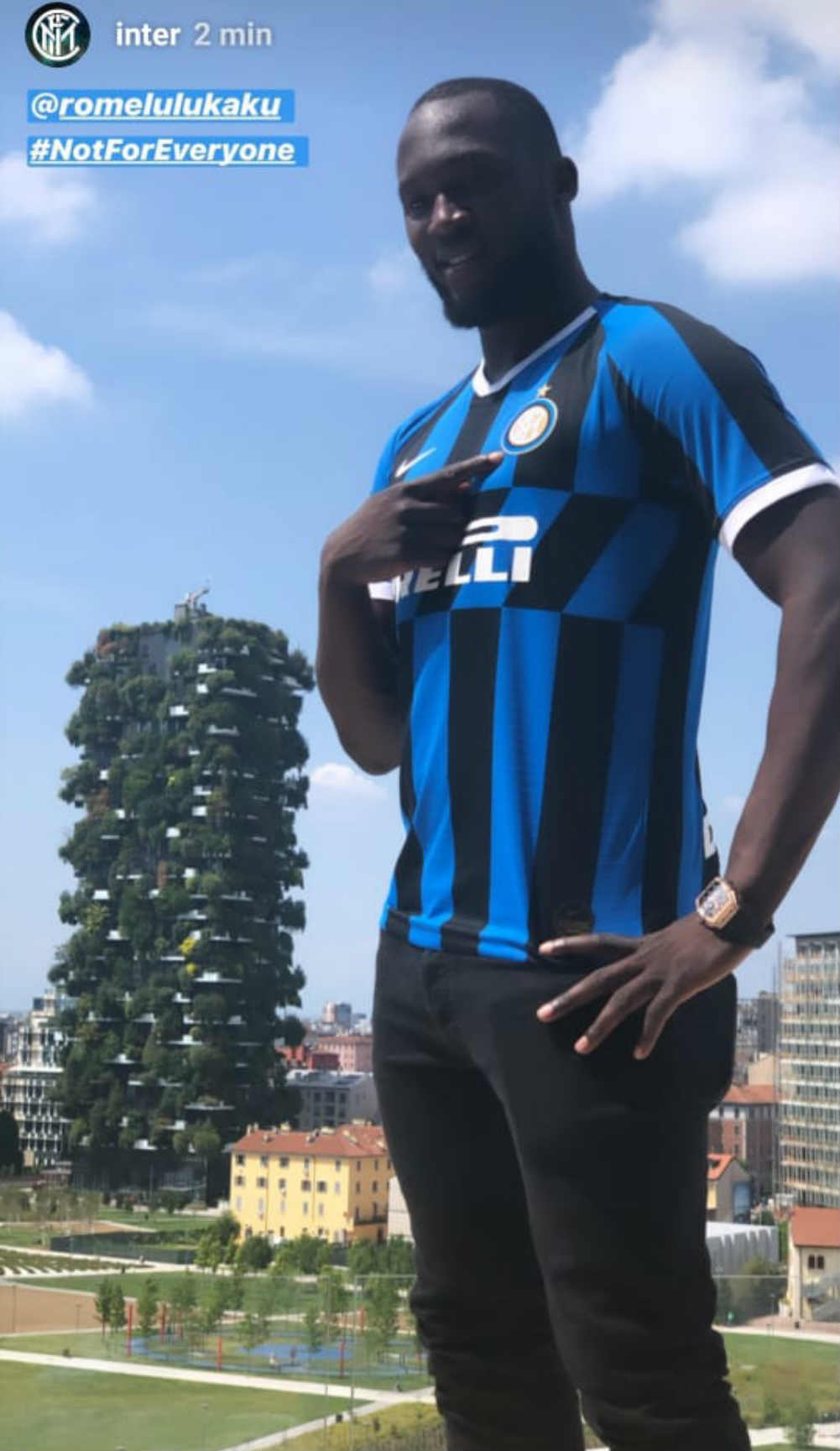 Romelu Lukaku posa con la playera del Inter