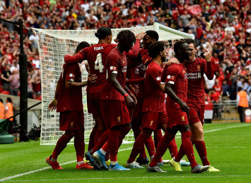 Jugadores del Liverpool festejan un gol