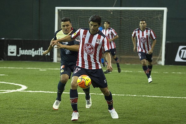 Jonny controla el balón en juego de Leyendas